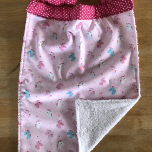Serviette de cantine en coton avec un côté imprimé et élastique, idéale pour les enfants en maternelle, pratique et lavable