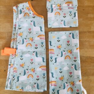 Kit maternelle Maman Cactus comprenant des draps en coton biologique, un tablier pratique et un sac à goûter coloré, pour accompagner les enfants à l'école.