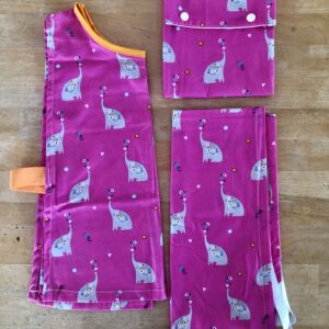 Kit maternelle Maman Cactus comprenant des draps en coton biologique, un tablier pratique et un sac à goûter coloré, pour accompagner les enfants à l'école.