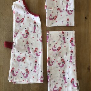 Kit maternelle Maman Cactus comprenant des draps en coton biologique, un tablier pratique et un sac à goûter coloré, pour accompagner les enfants à l'école.
