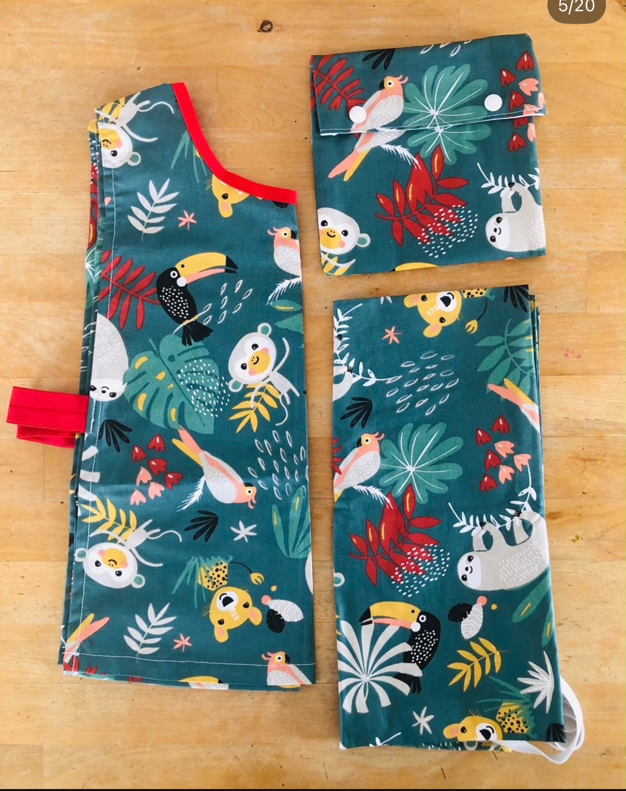 Kit maternelle Maman Cactus comprenant des draps en coton biologique, un tablier pratique et un sac à goûter coloré, pour accompagner les enfants à l'école.
