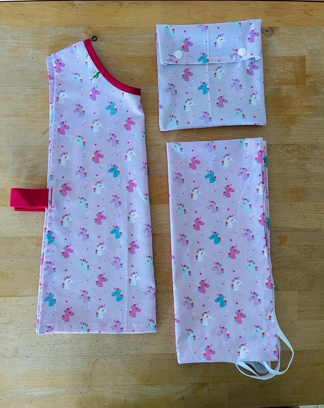Kit maternelle Maman Cactus comprenant des draps en coton biologique, un tablier pratique et un sac à goûter coloré, pour accompagner les enfants à l'école.